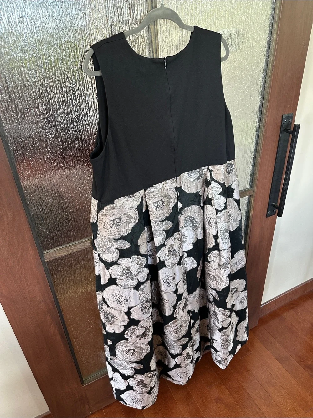 Hutch elegant sleeveless