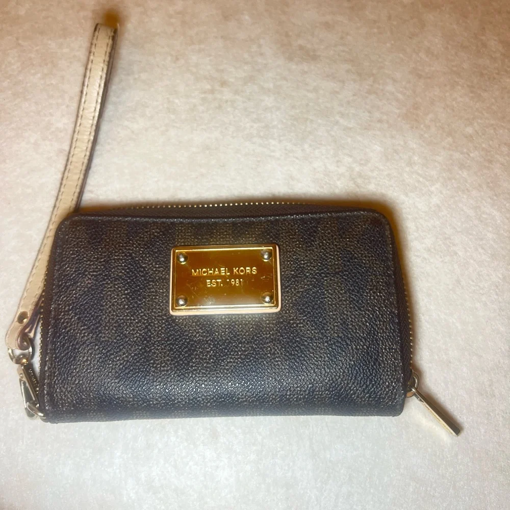 Michael Kors elegant wristlet