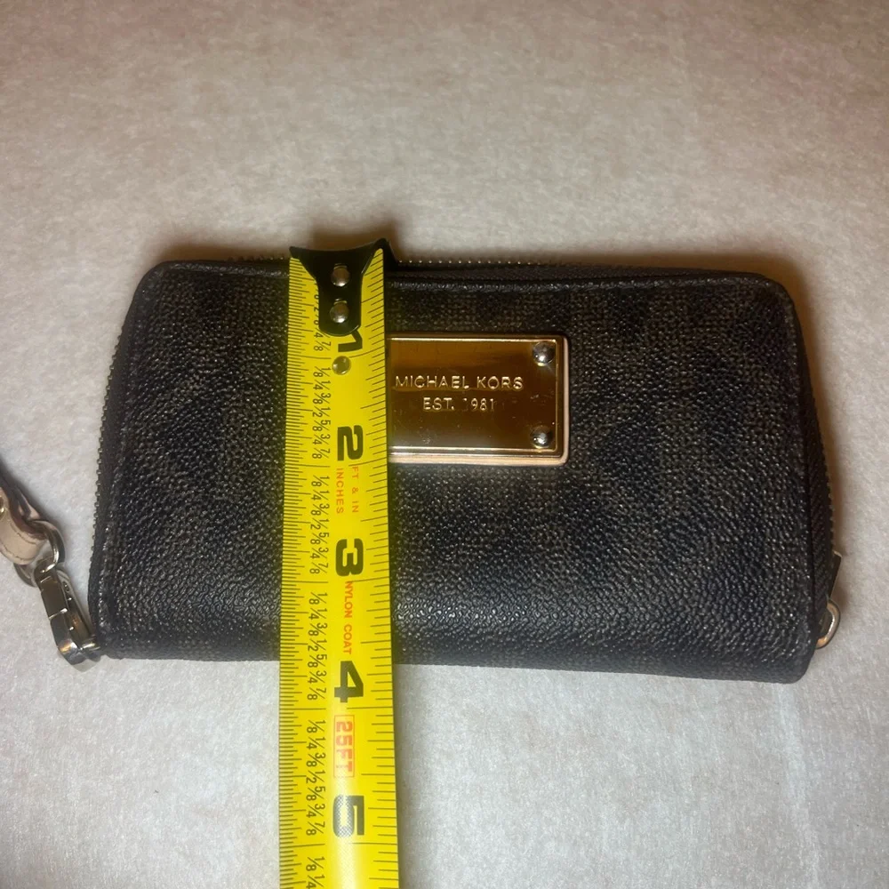 Michael Kors elegant wristlet