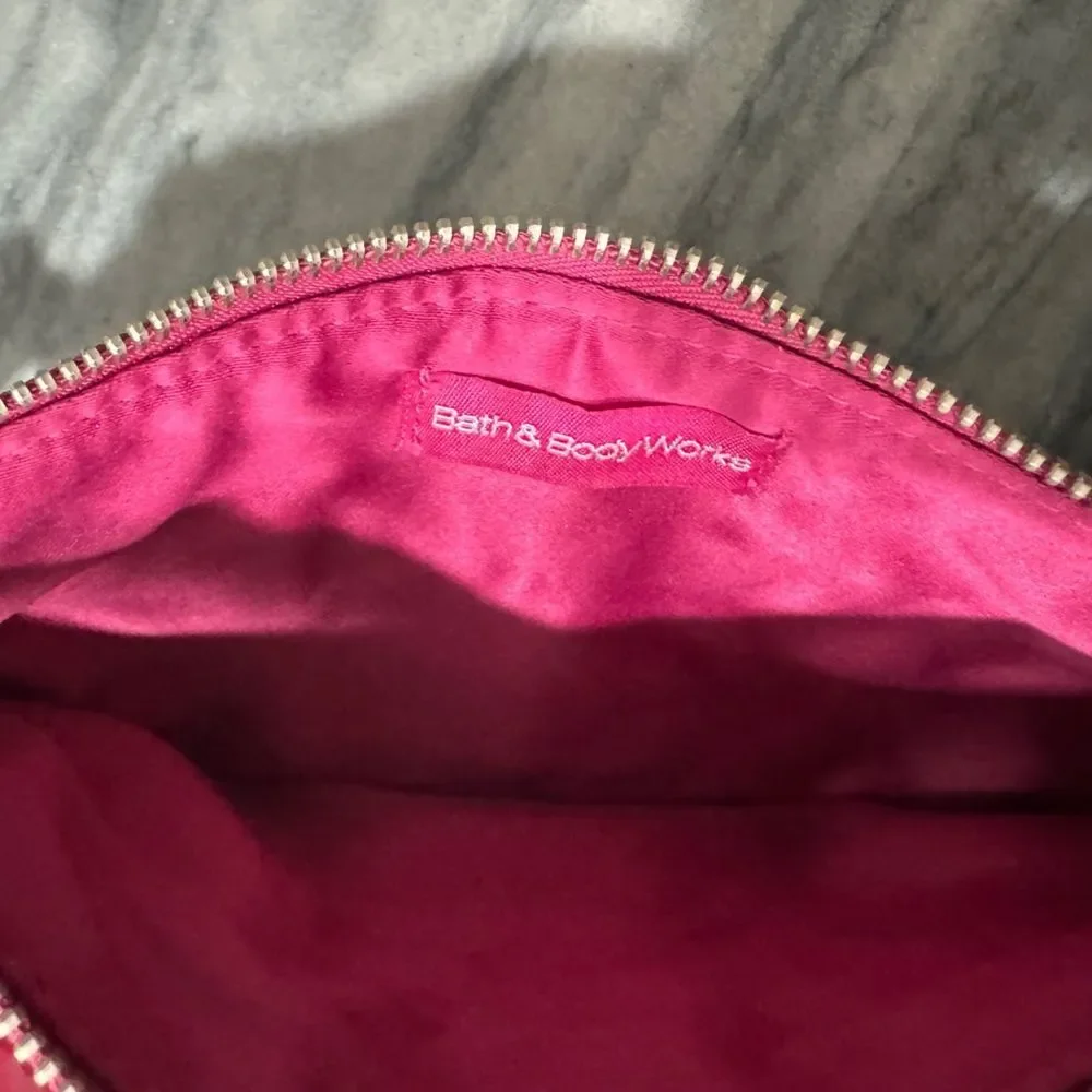 BATH &‎ BODY WORKS | RED SUEDE WRISTLET