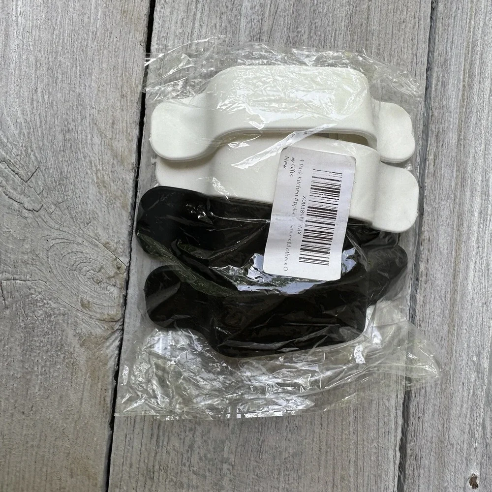 Set‎ Of 4 Cord Keepers For Appliances 2 White & 2 Black - New