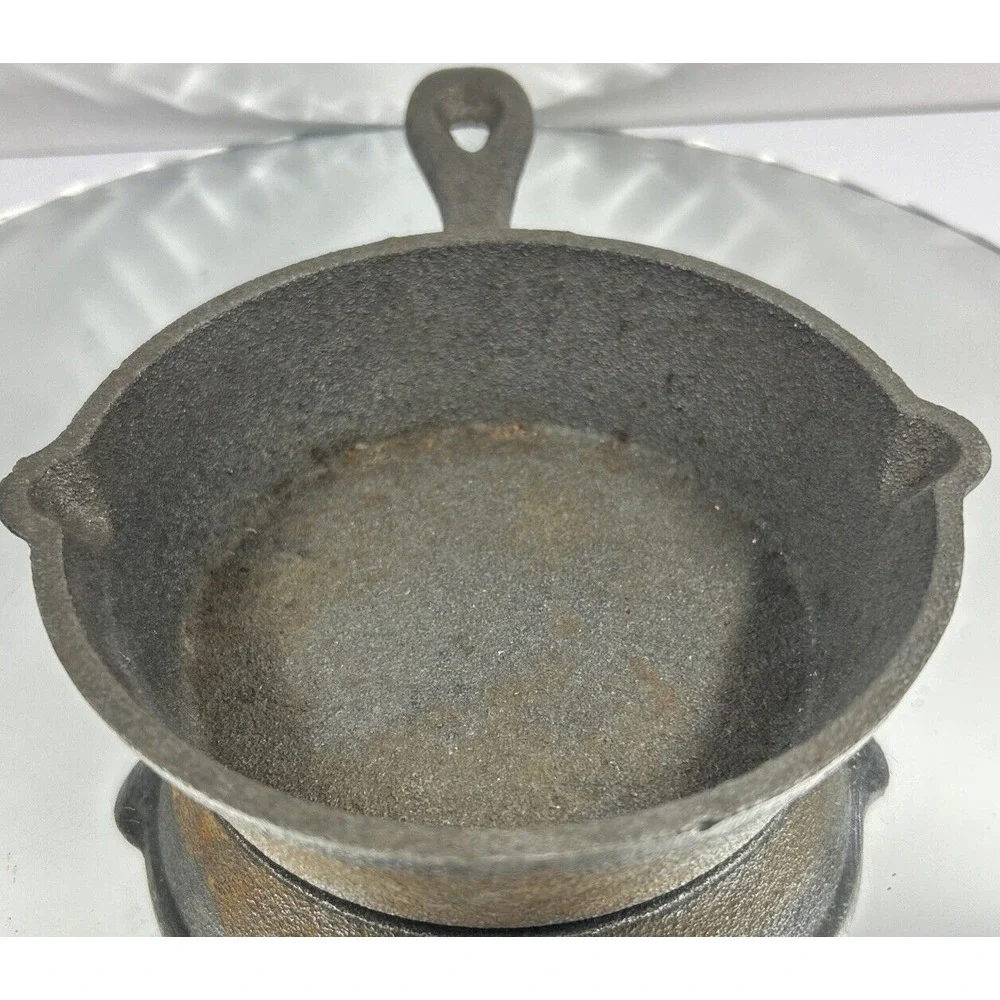 Vintage Camping Small 5 Inch Cast Iron Frying‎ pan