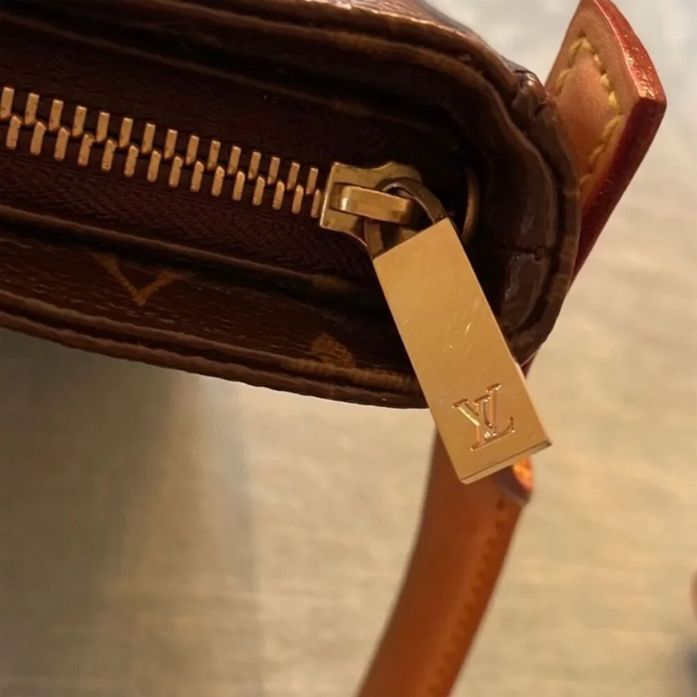 EUC Louis Vuitton Looping MM Shoulder Bag