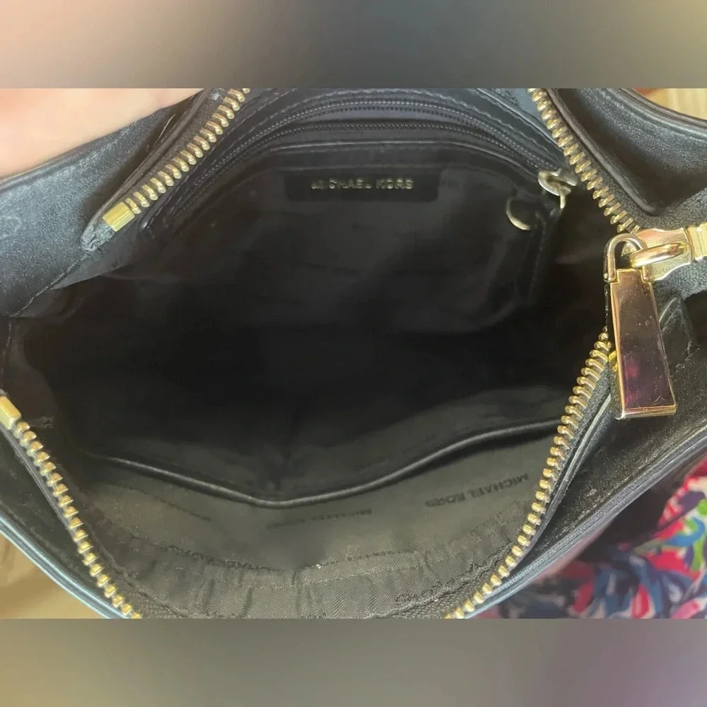 Michael Kors Gloria Black Pocket Swing‎ Pack Leather Crossbody