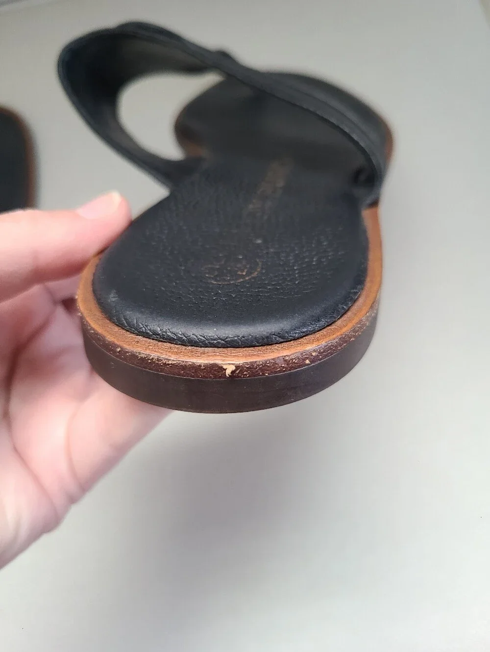 Tory Burch Carson Thong Welt Sandals In Black Pebbled Leather