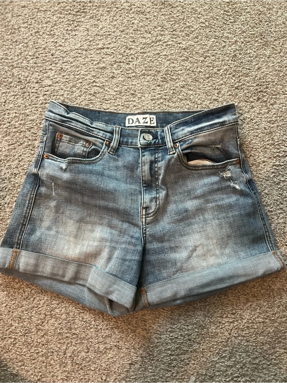 DAZE denim Women's Light Blue Denim Roll-Hem Shorts- size 28