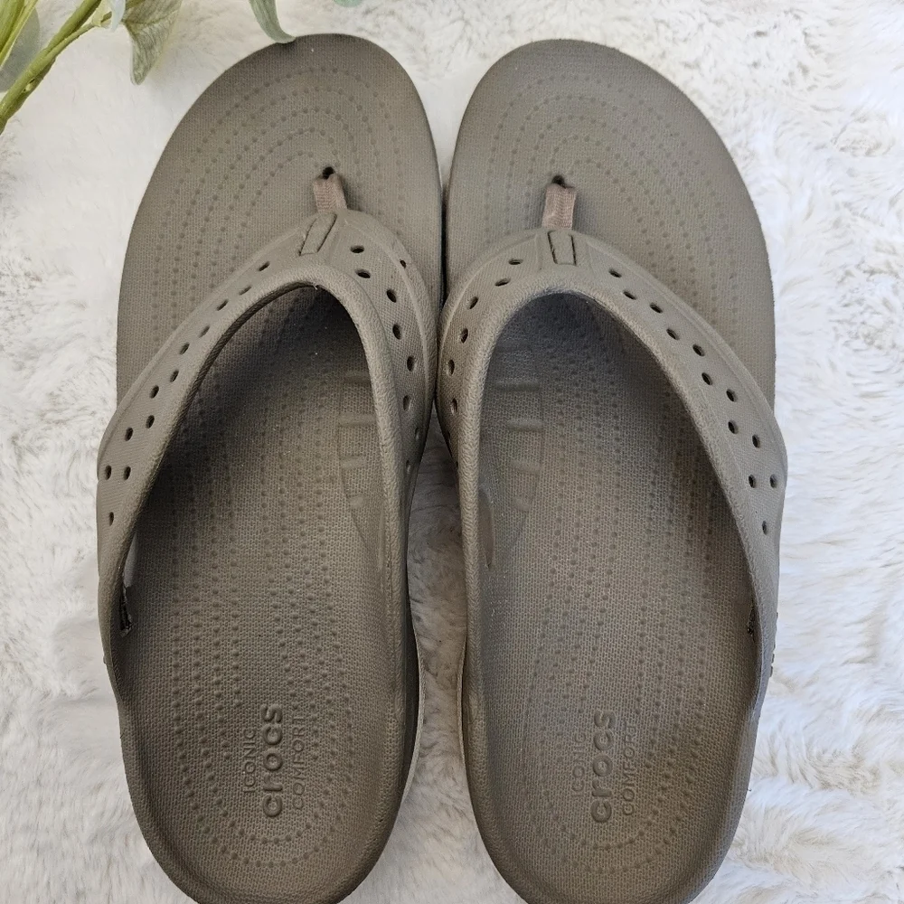 CROCS Mens Flip Flops Sz 8