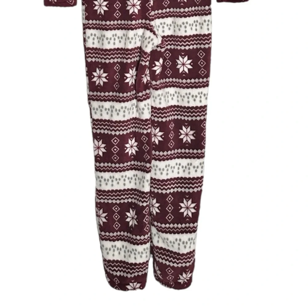 🌺 Boohoo Fleece Burgundy Fair Isle One Piece Pajamas Size 4 Winter Snowflake