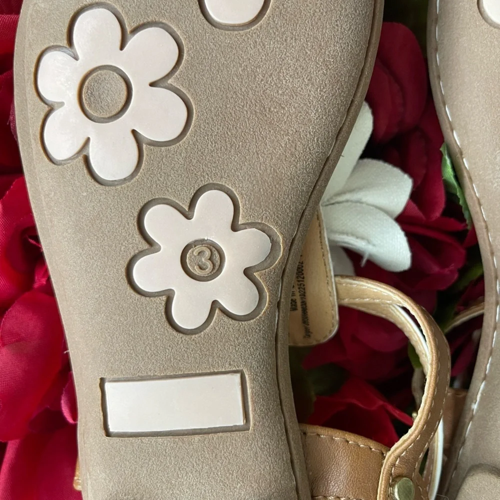 Girls Cherokee White Flower Thong Sandals Size 3 NWOT