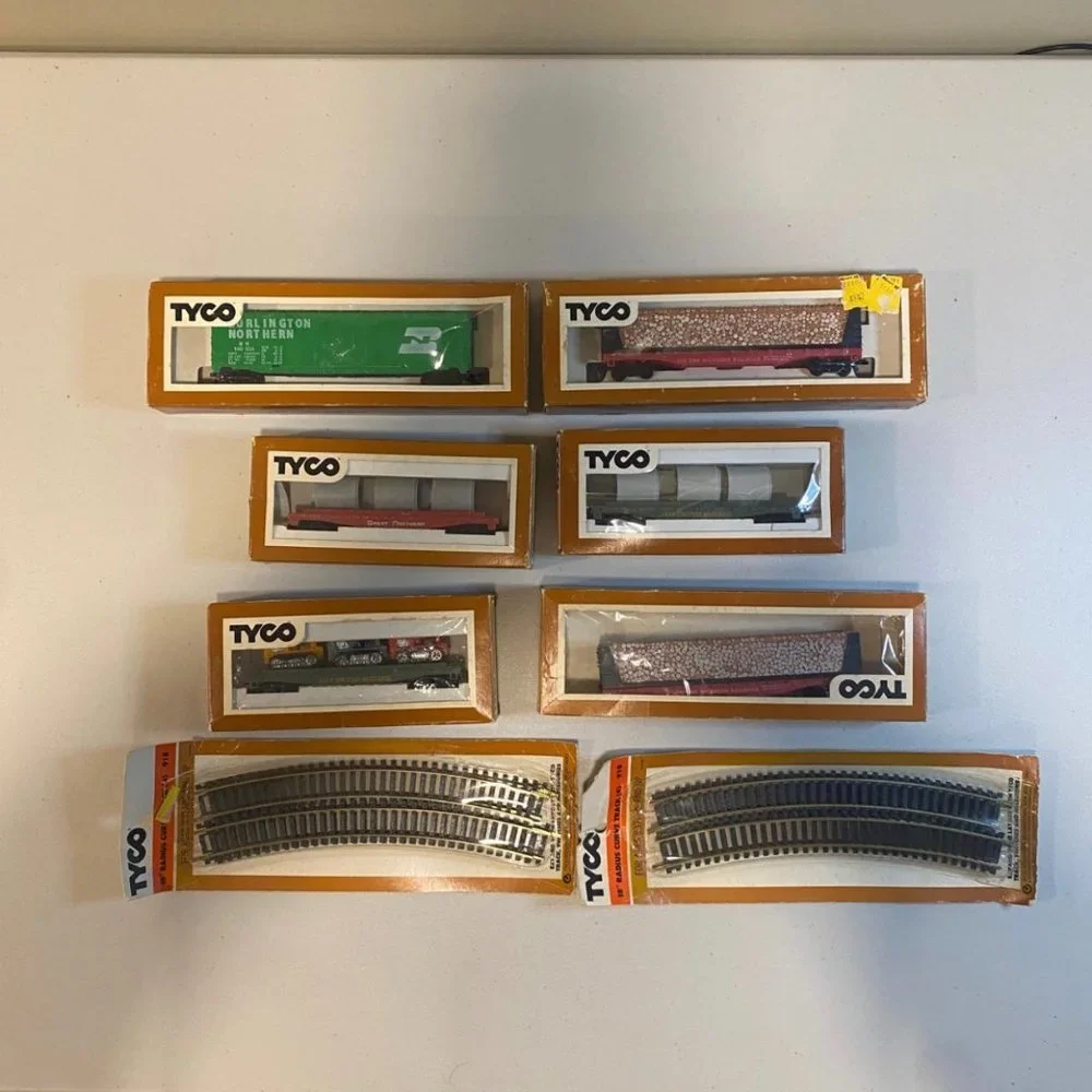 Vintage Tyco HO Scale Electric Trains Lot‎ of 6 Cars + 2 pks Radius Curve Tracks