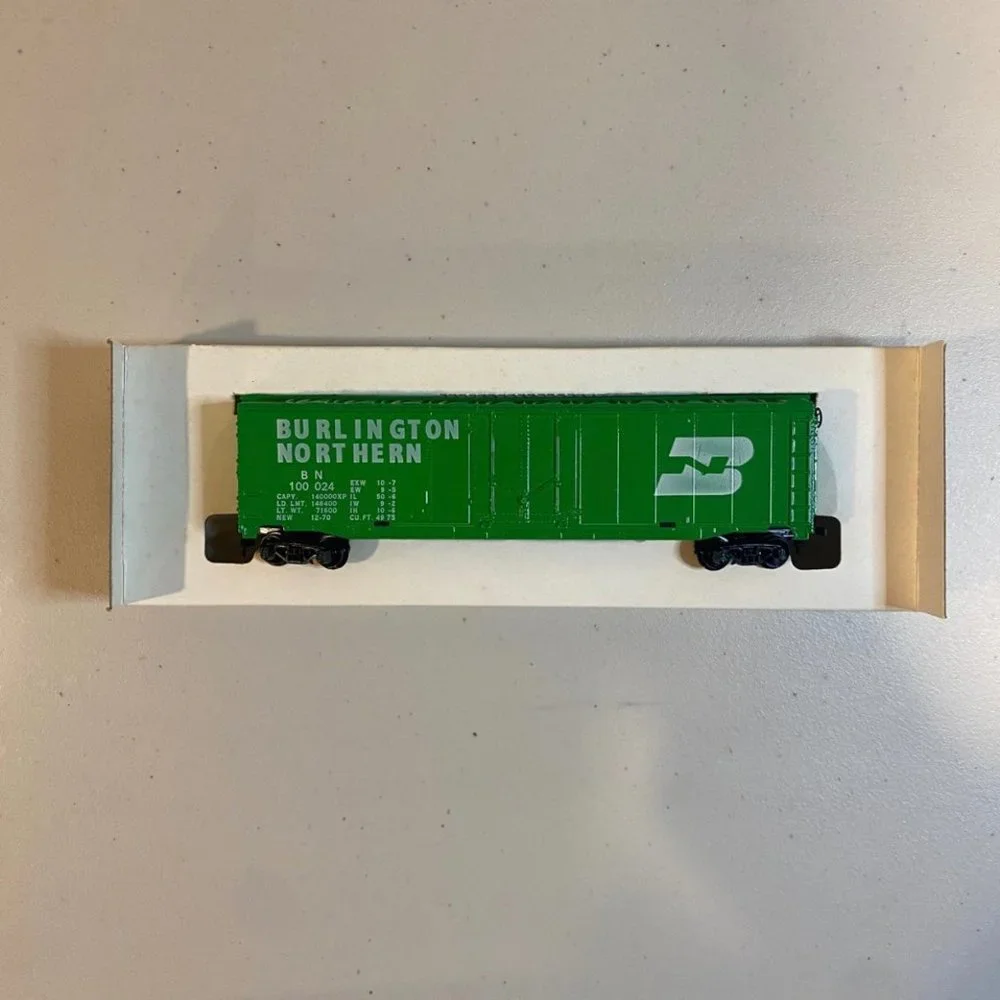 Vintage Tyco HO Scale Electric Trains Lot‎ of 6 Cars + 2 pks Radius Curve Tracks