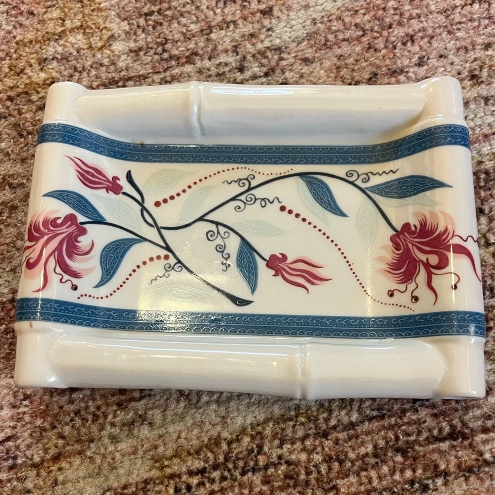 Elizabeth Arden this item