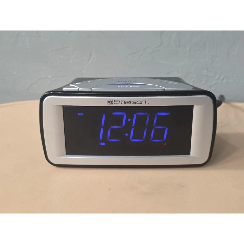 Emerson CKS9031 Smart‎ Set Dual Alarm Clock AM/FM Radio Large BLUE LED Display