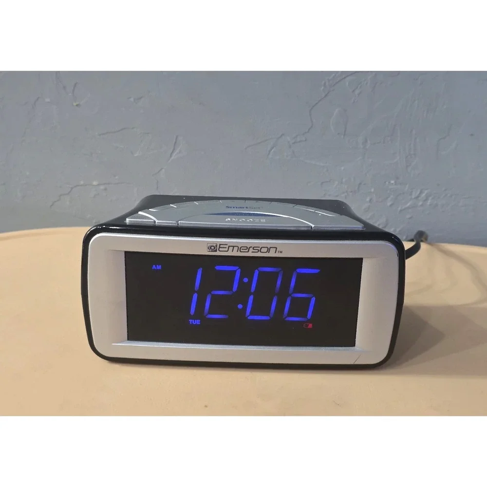 Emerson CKS9031 Smart‎ Set Dual Alarm Clock AM/FM Radio Large BLUE LED Display