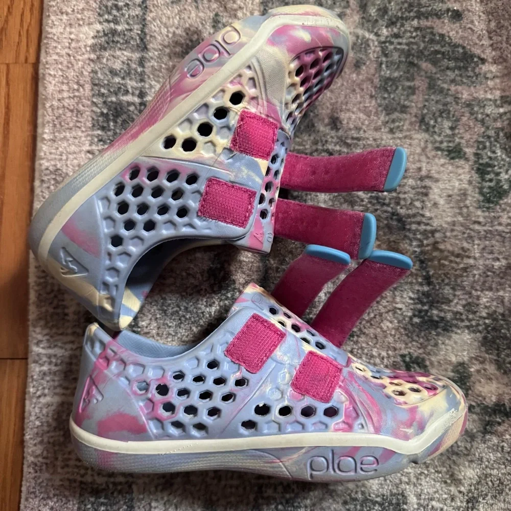 Plae water shoes adjustable