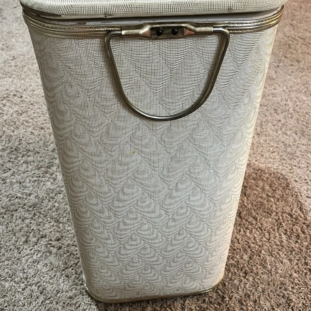 Red-Man Vintage Textured Hamper Clothes Basket MCM Mid-Century Vinyl Gold‎ Trim