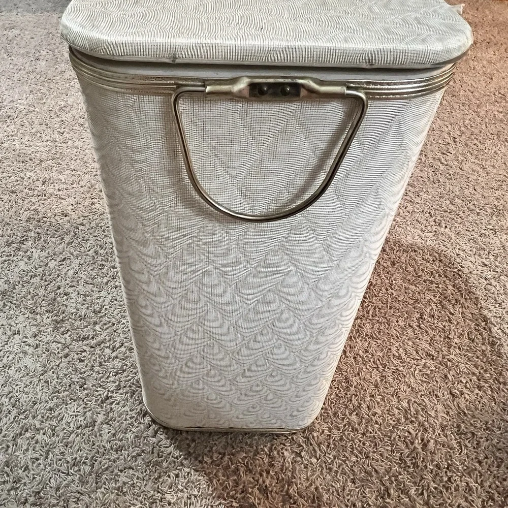 Red-Man Vintage Textured Hamper Clothes Basket MCM Mid-Century Vinyl Gold‎ Trim