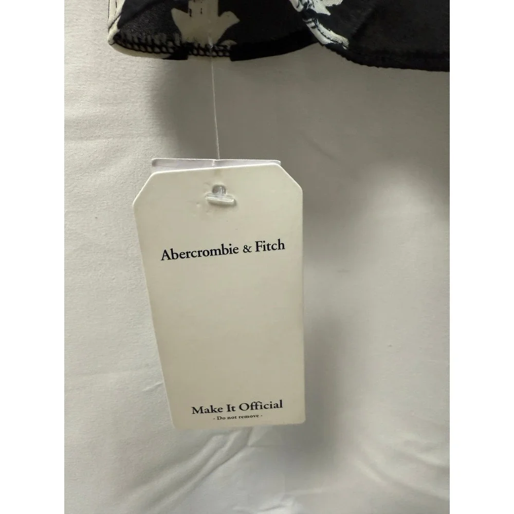 Abercrombie & Fitch drapes sleeves