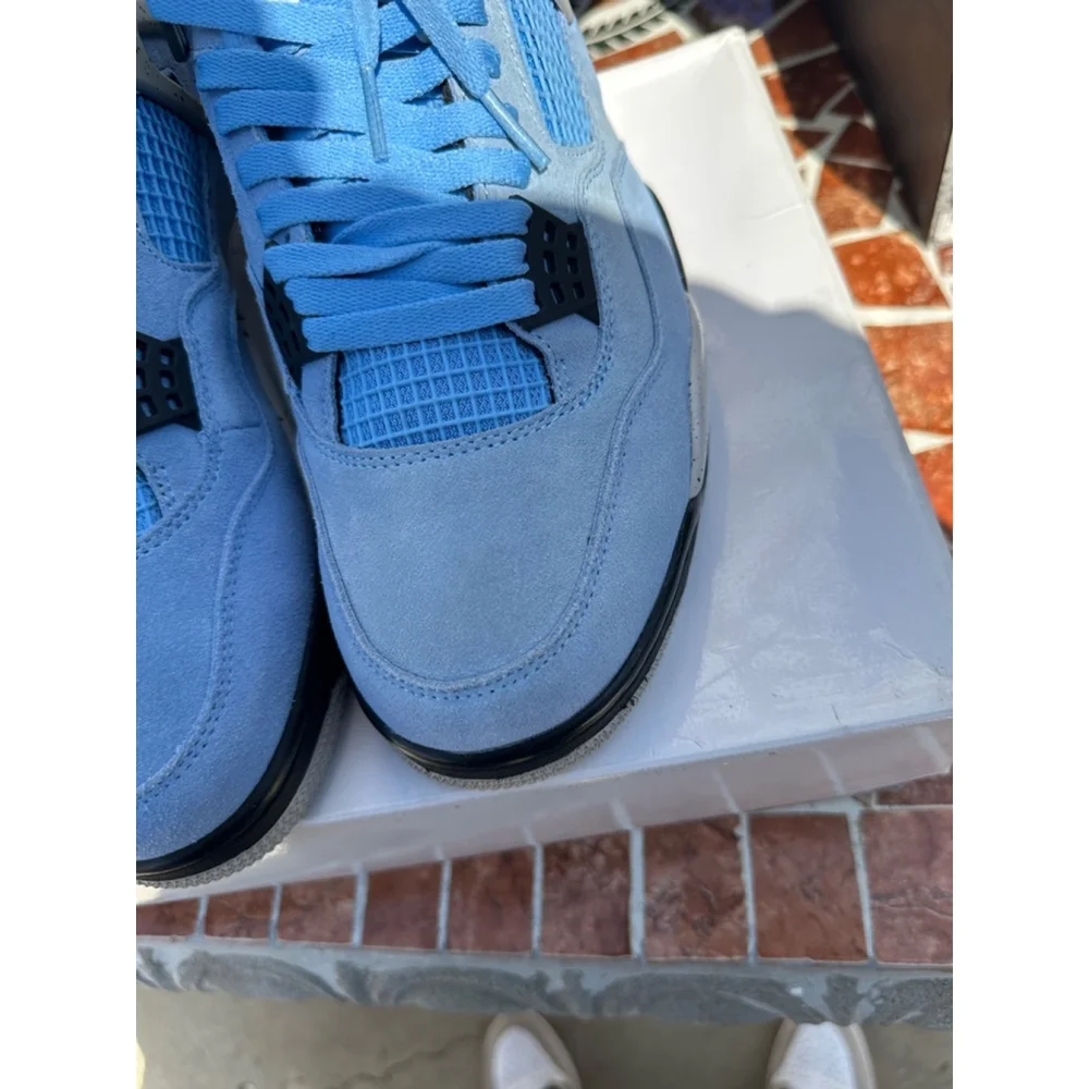 Jordan 4 Retro University Blue Size 9.5 Sneakers ct85271-400