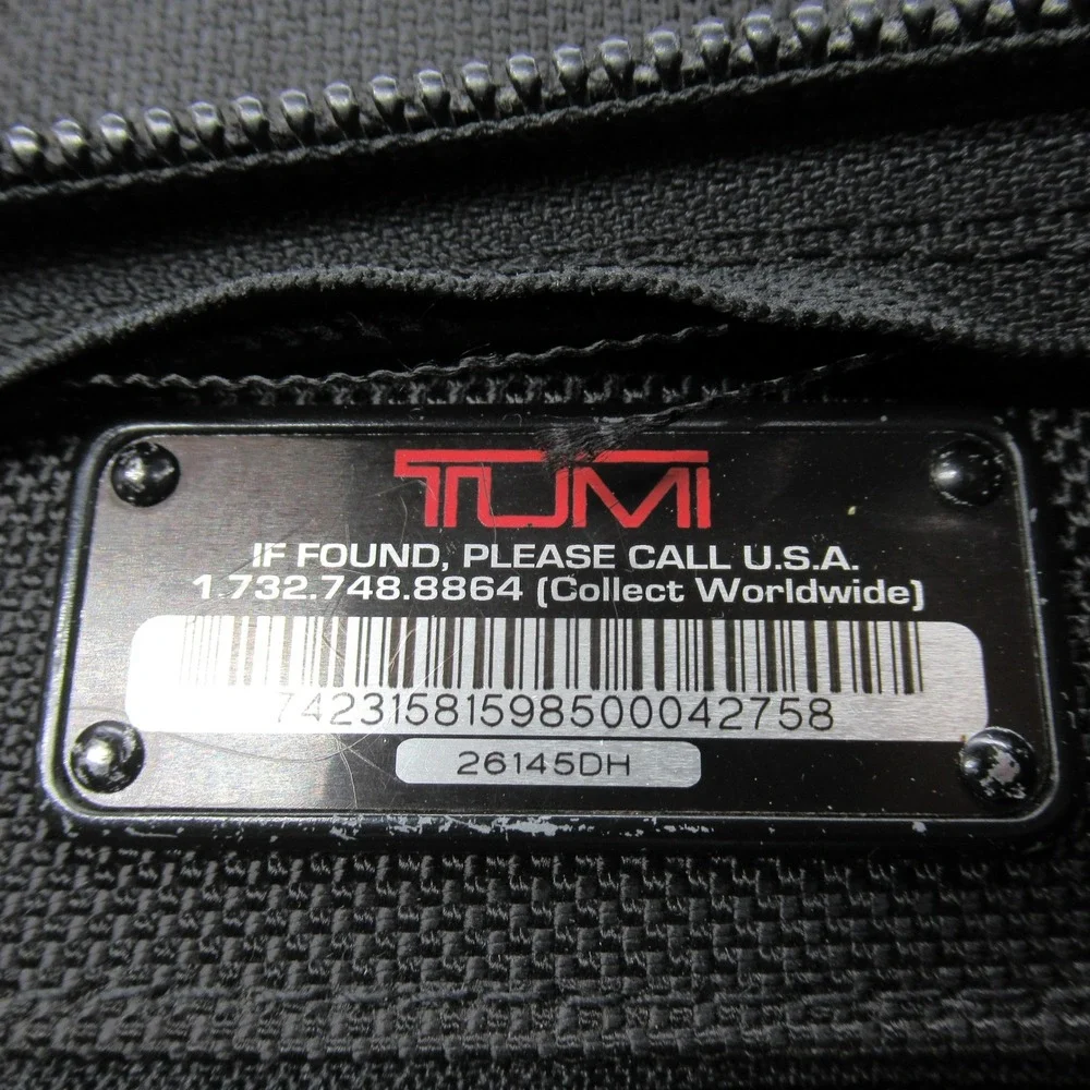 Tumi features zippers