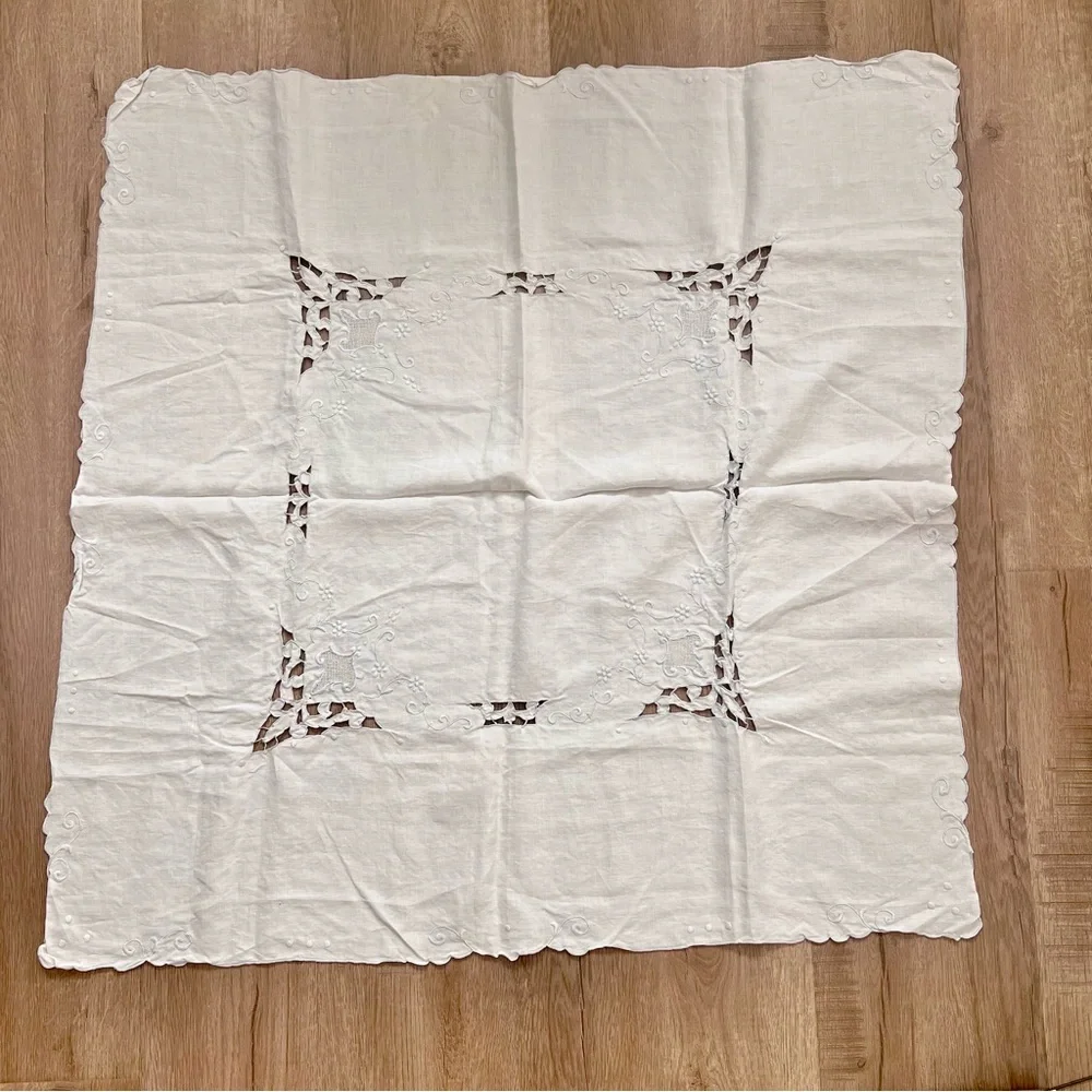 Vintage 1940's White Cutwork &‎ Embroidered Linen Ornate Tablecloth Square 32.5”