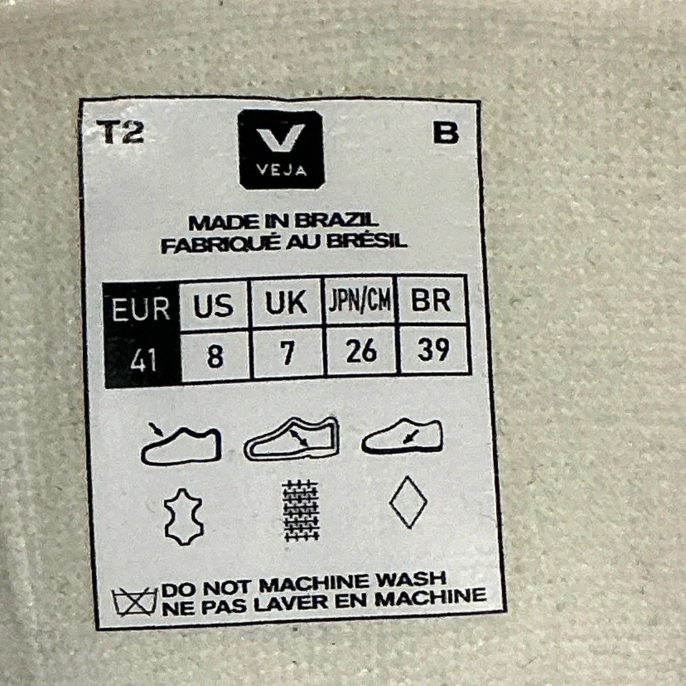 Veja classic minimalist