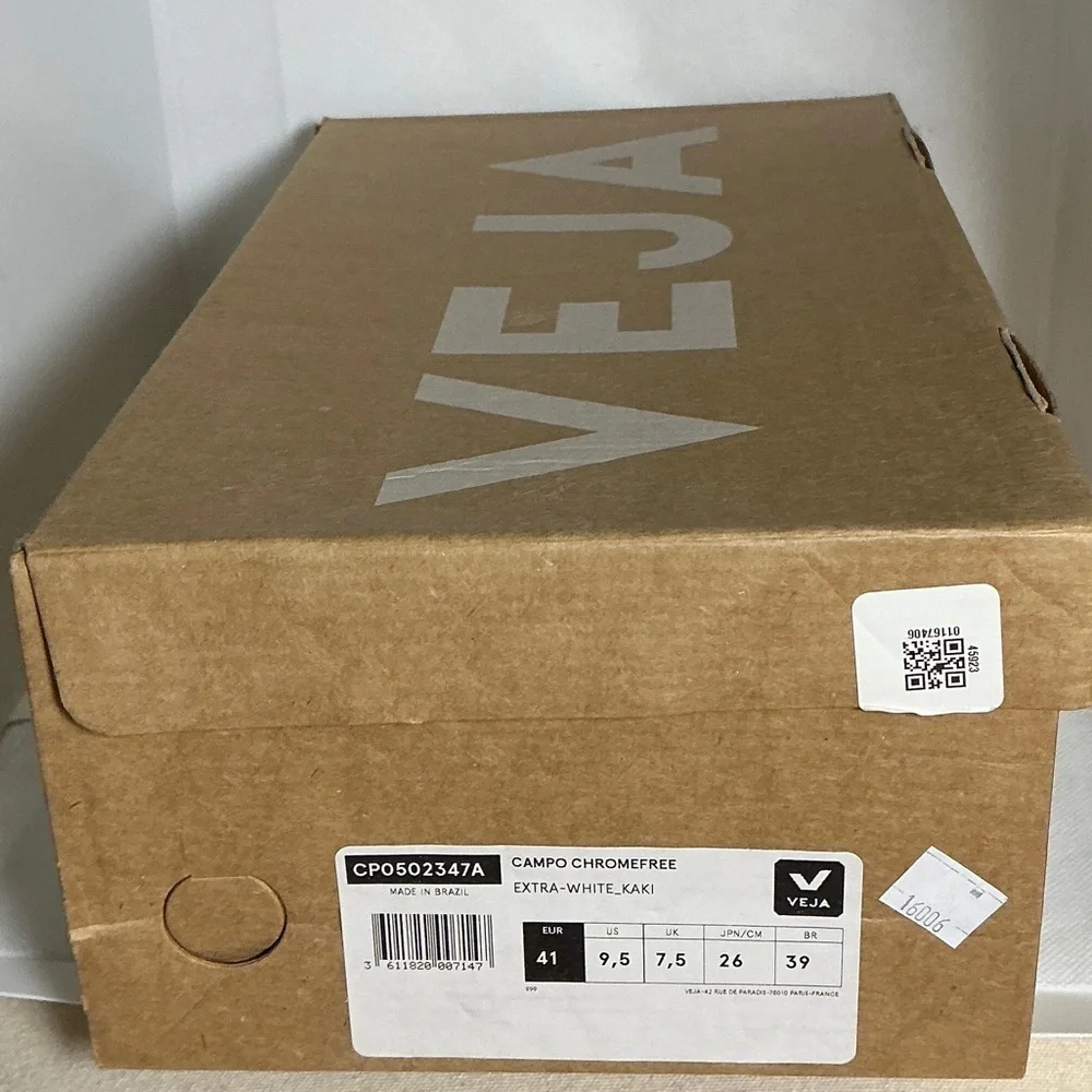 Veja classic minimalist