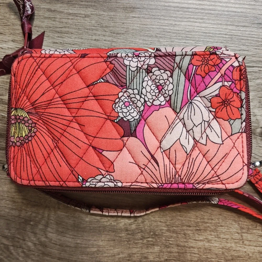 Vera Bradley Floral Quilted Wallet Wristlet Womens‎ OS Red Pink Crossbody Purse
