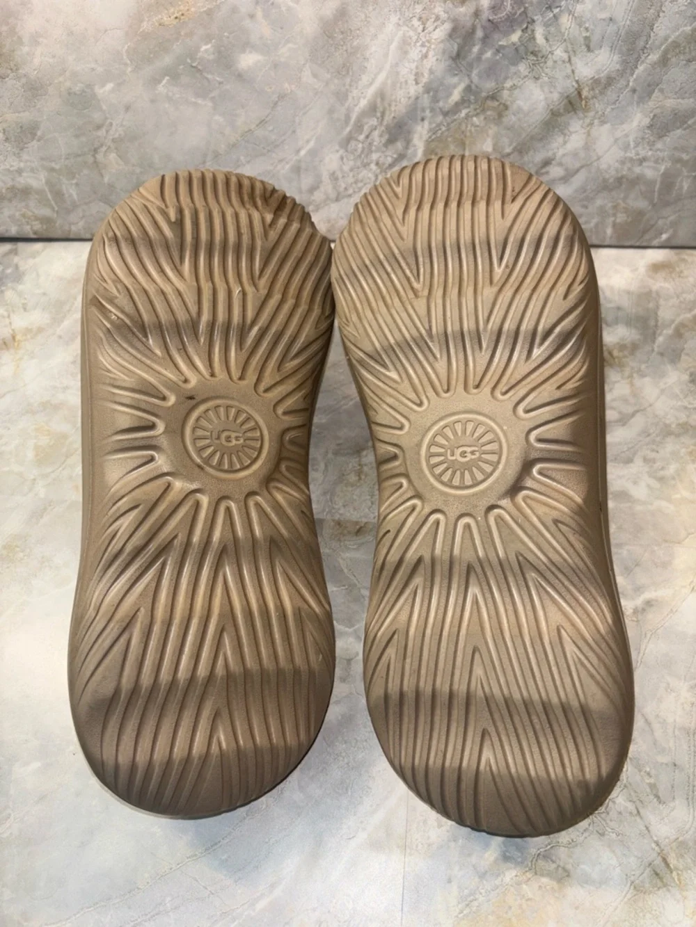 UGG lightweight slip