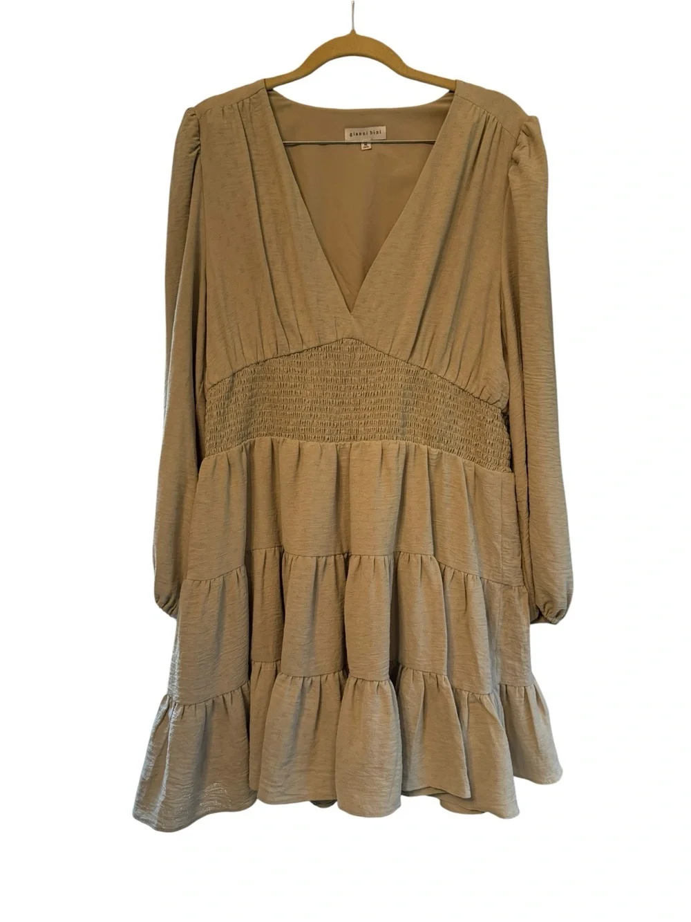 Gianni Bini neck design