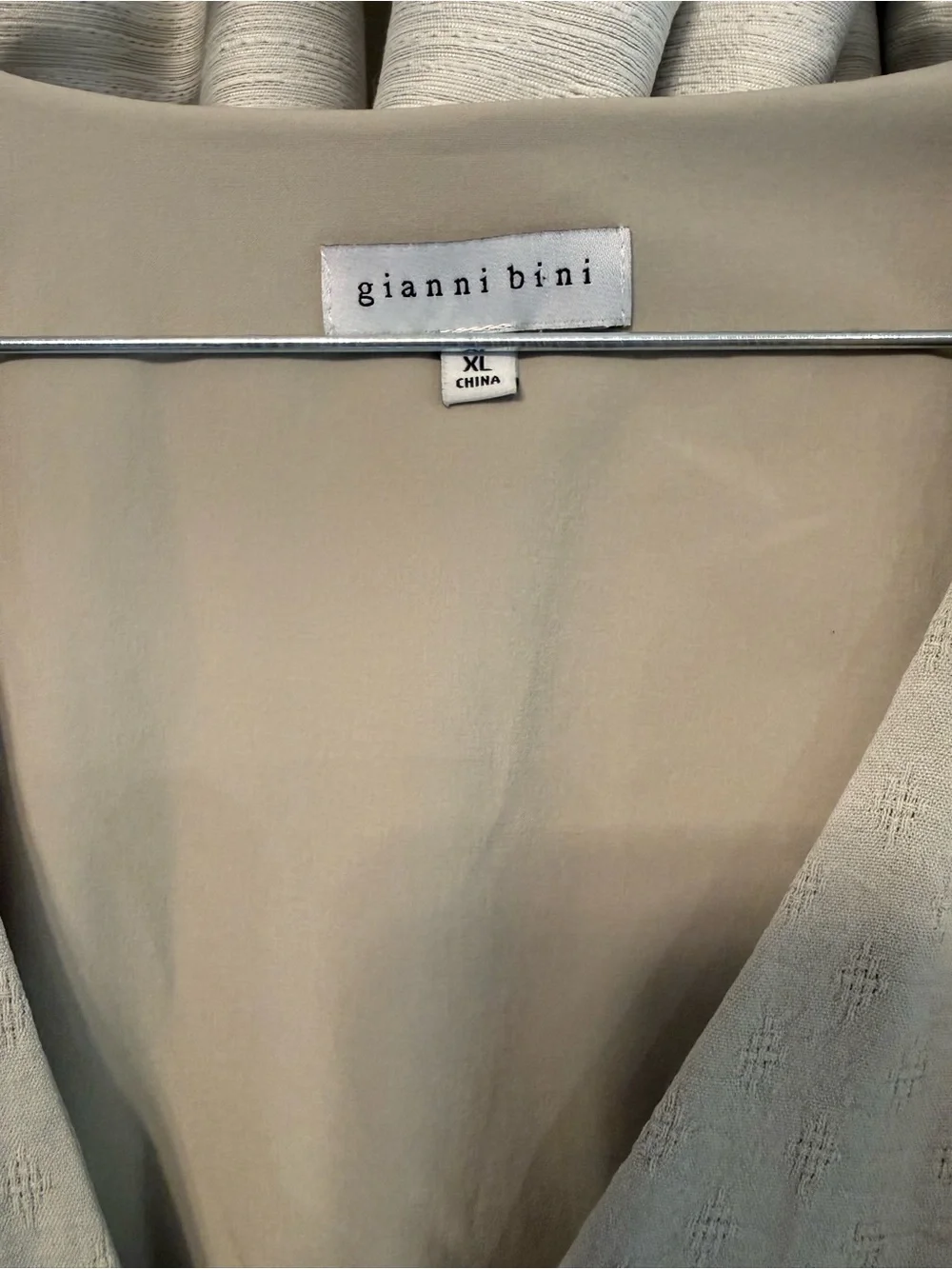Gianni Bini neck design