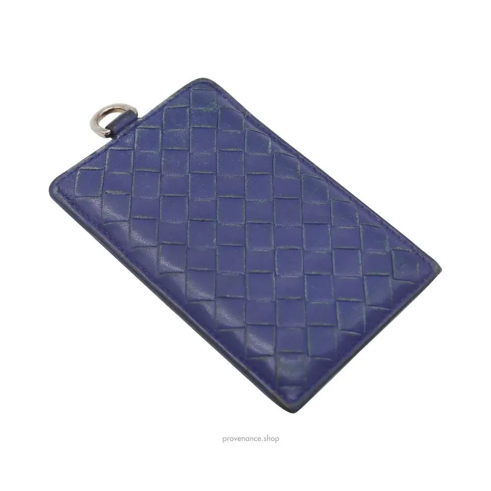 Bottega Veneta signs ships