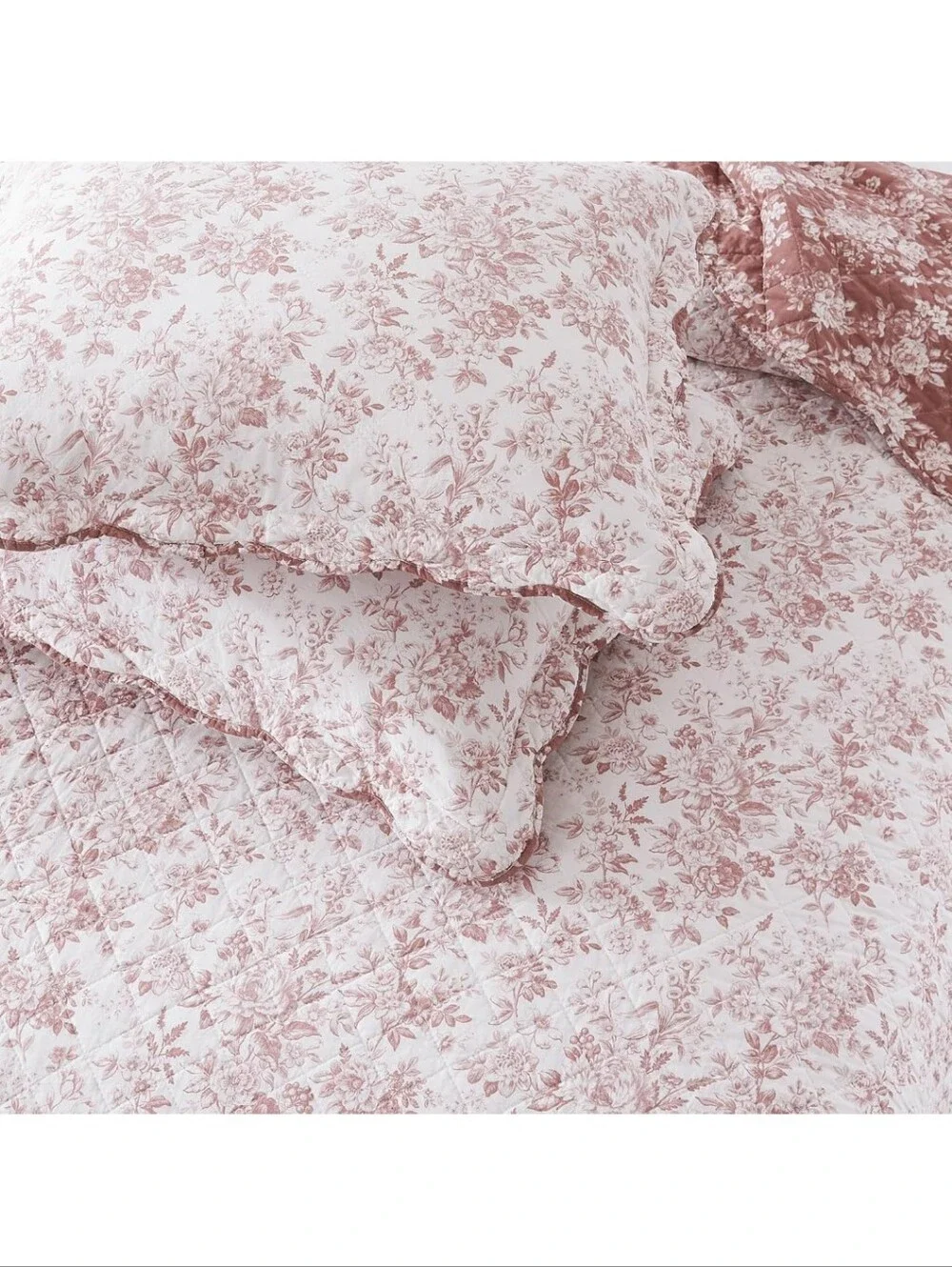 Lush Decor Peony Toile Reversible Cotton Quilt 3 Piece Set F/Q Rosewood Scallope