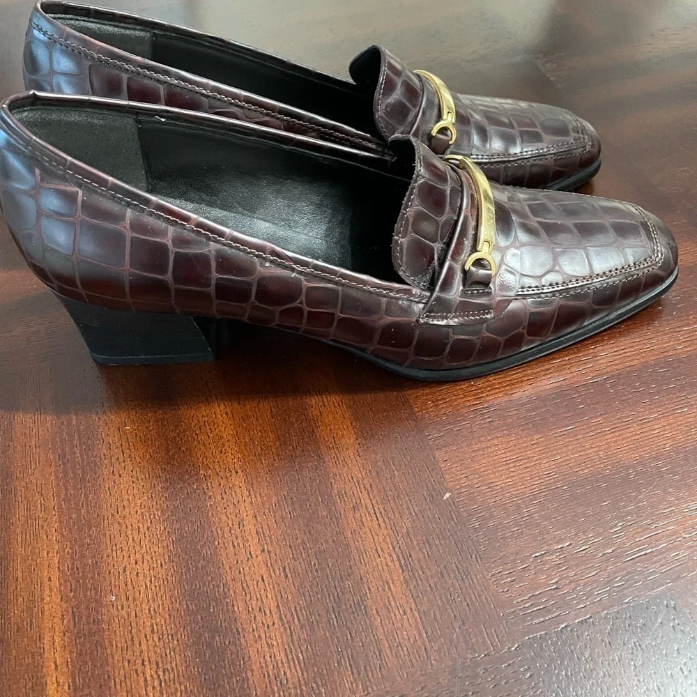 Talbots women’s size 6M brown leather shoes crocodile print , square toe 2”Heels