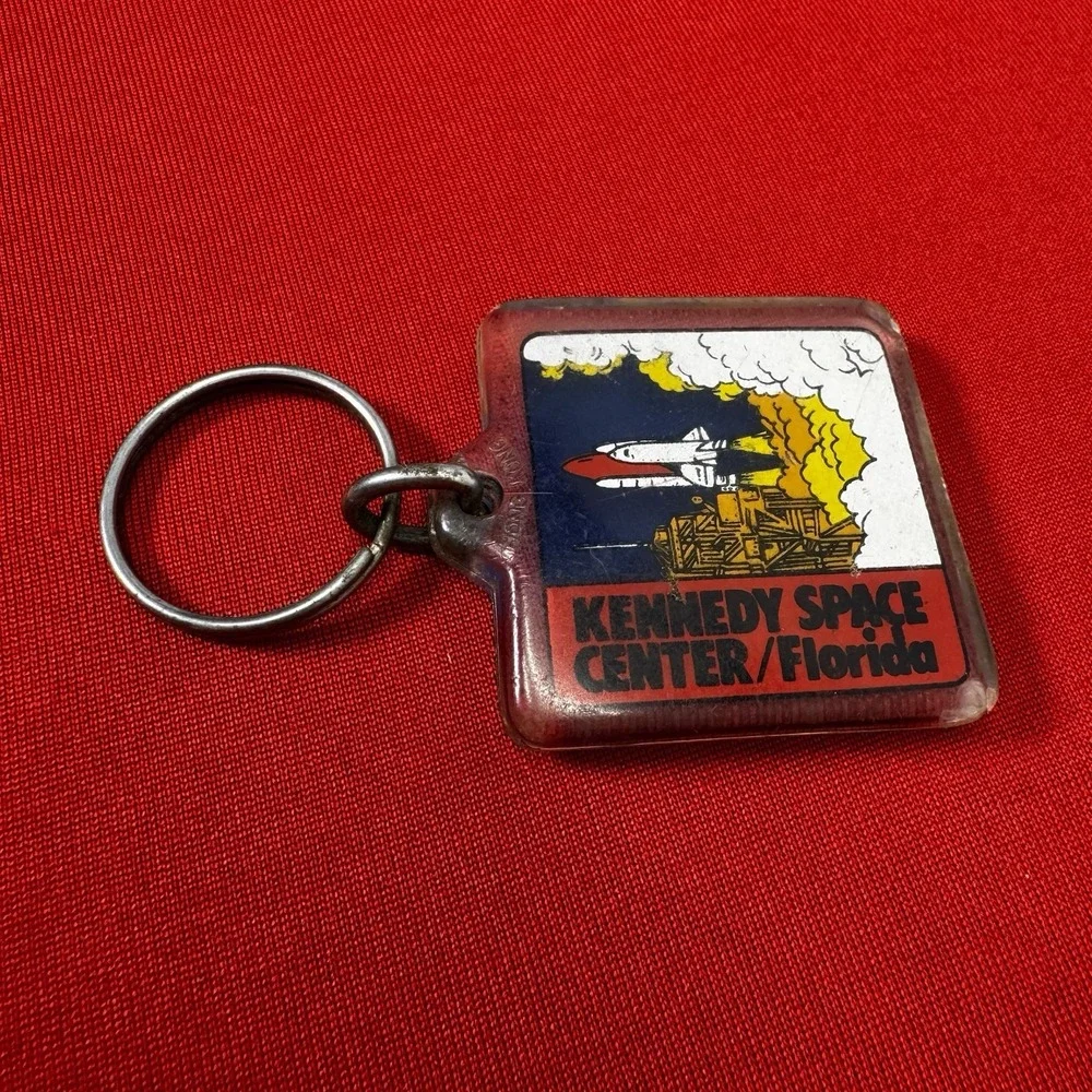Vintage Kennedy Space Center- Space‎ Shuttle Keychain