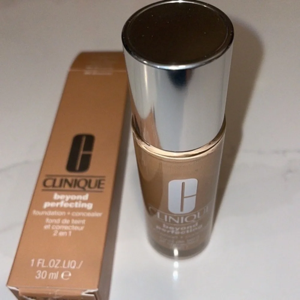 Clinique Beyond Perfecting Foundation + Concealer in Shade Biscuit Full Size NEW