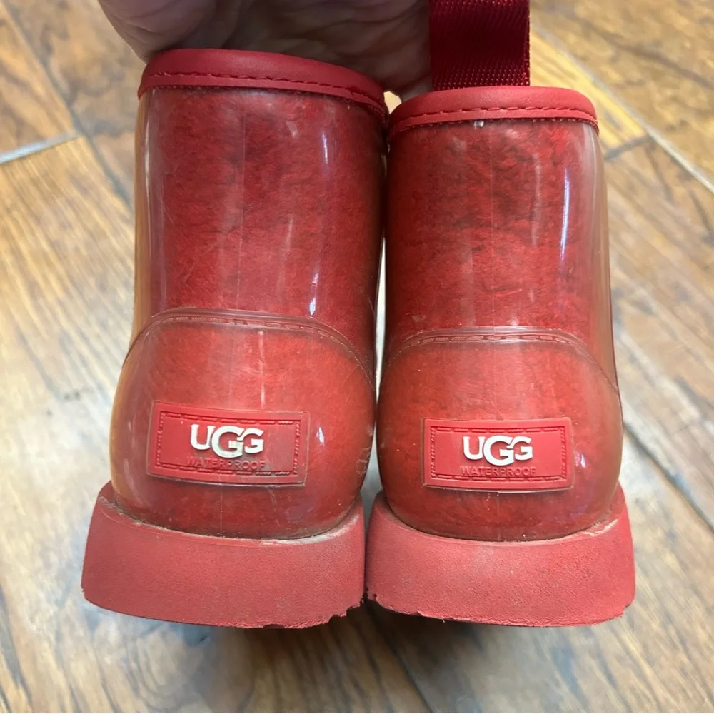 UGG vibrant cherry
