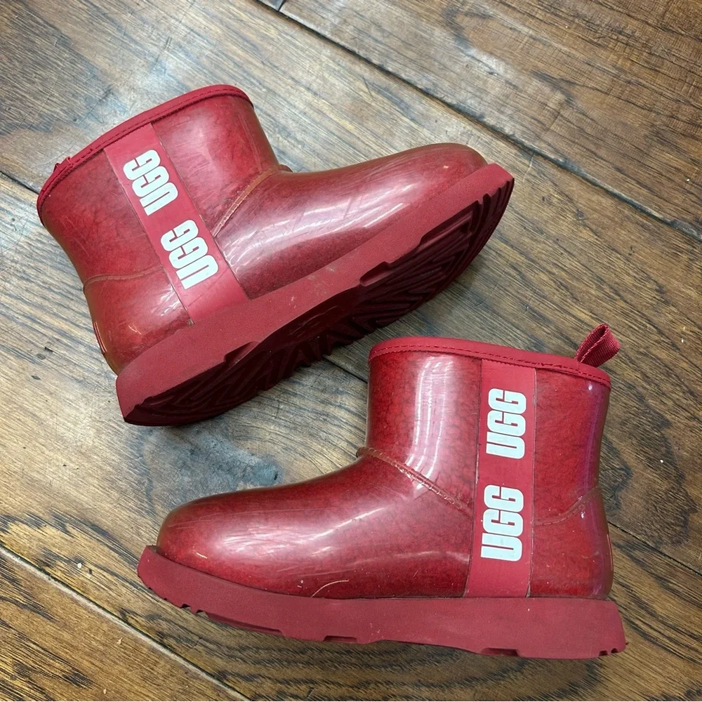 UGG vibrant cherry