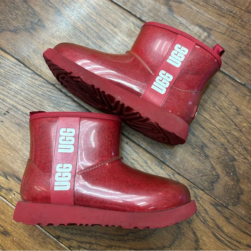 UGG vibrant cherry