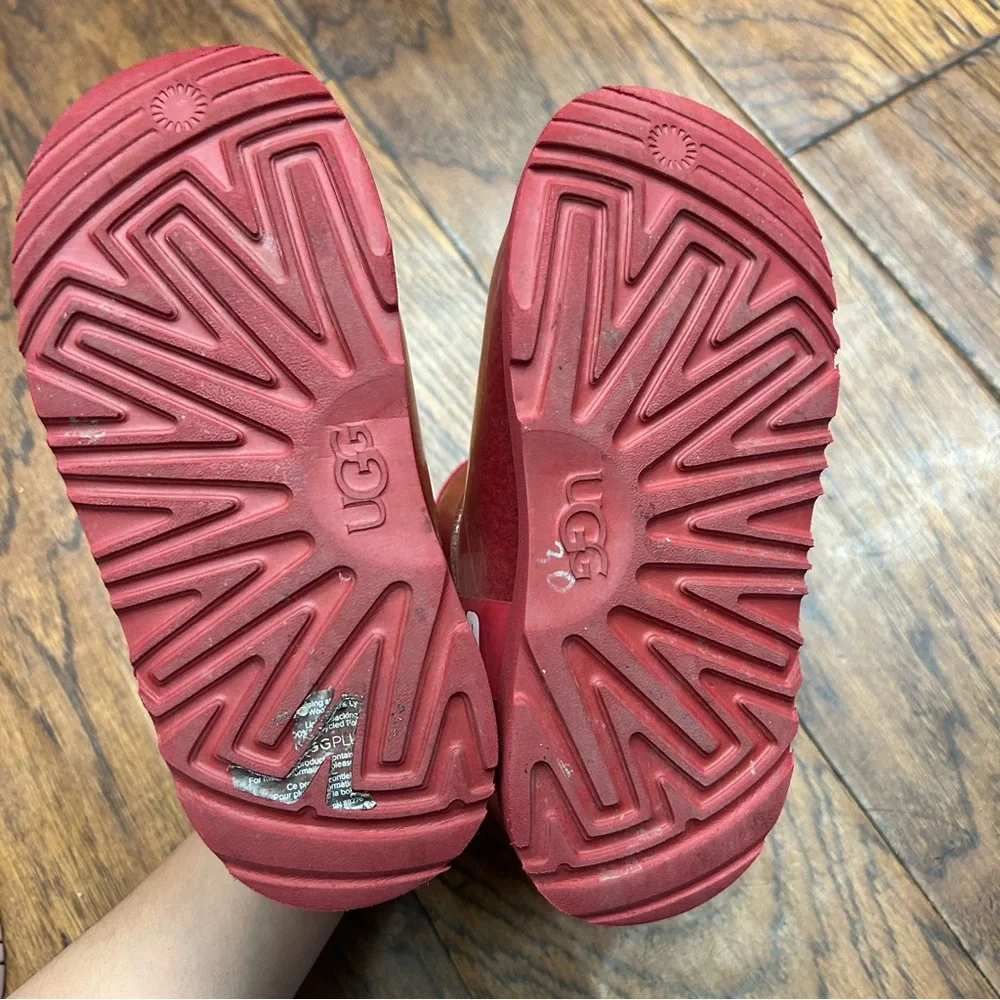 UGG vibrant cherry