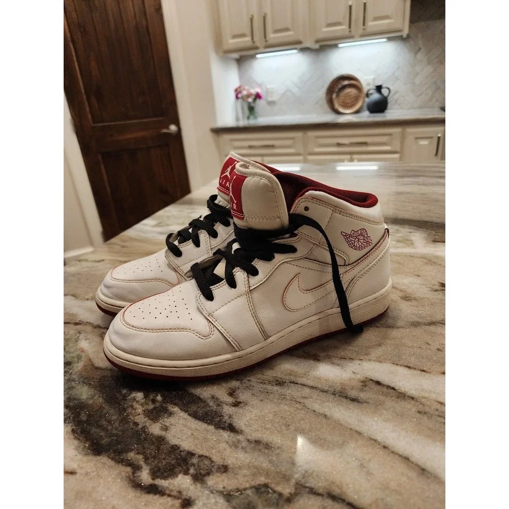 Nike Air‎ Jordan Mid 'White Gym Red' size 7Y