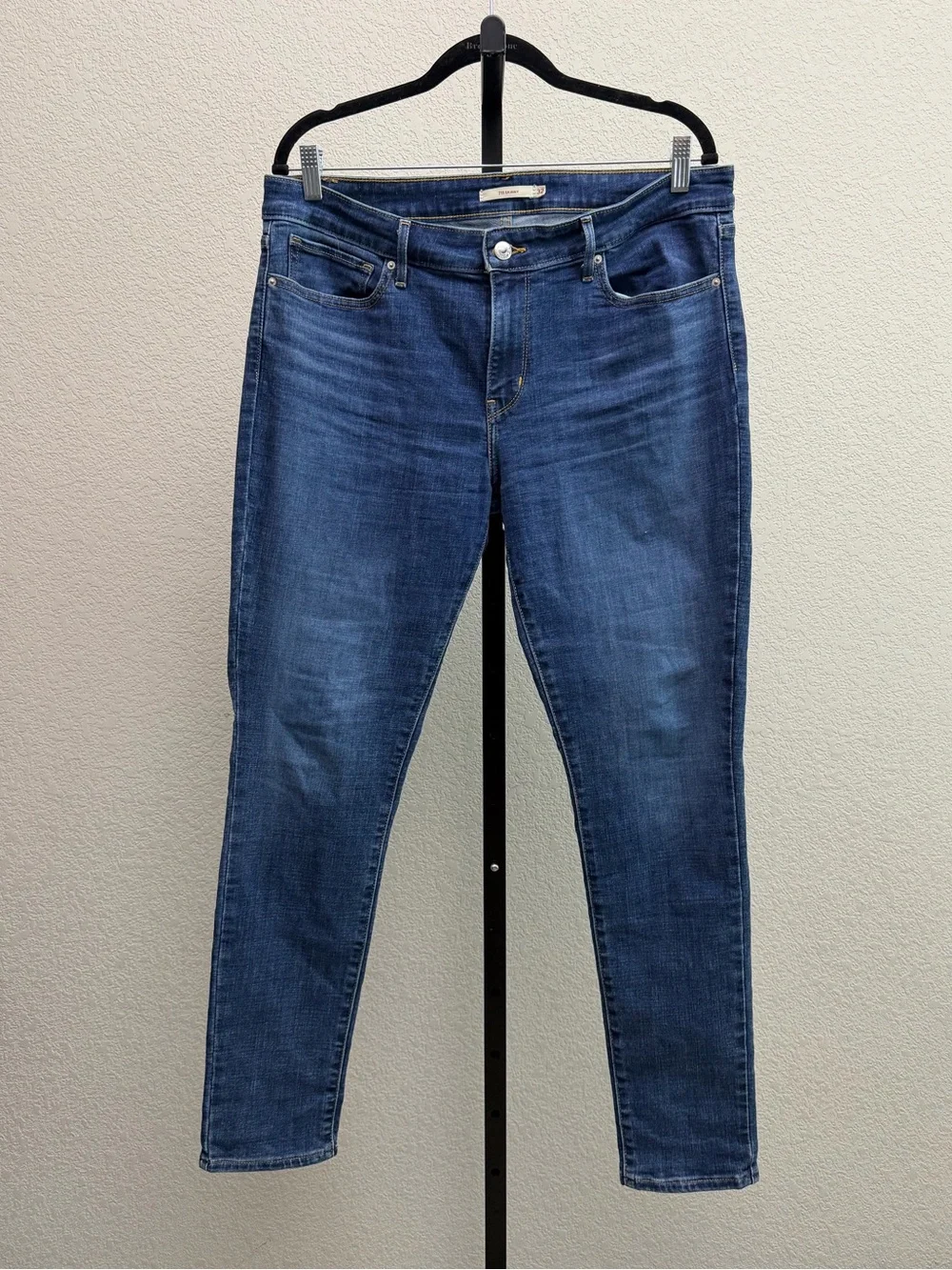 Levi’s Women’s 711 Classic Mid-Rise Women's Skinny Blue Jeans