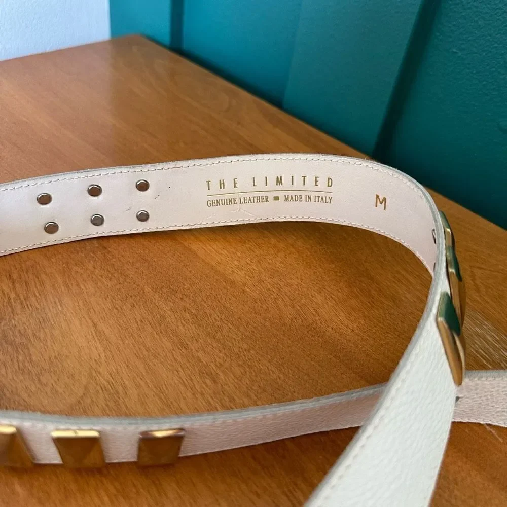 The Limited Women’s 80s Vintage White Pebbled Leather Large Gold Tone Oblong Stu