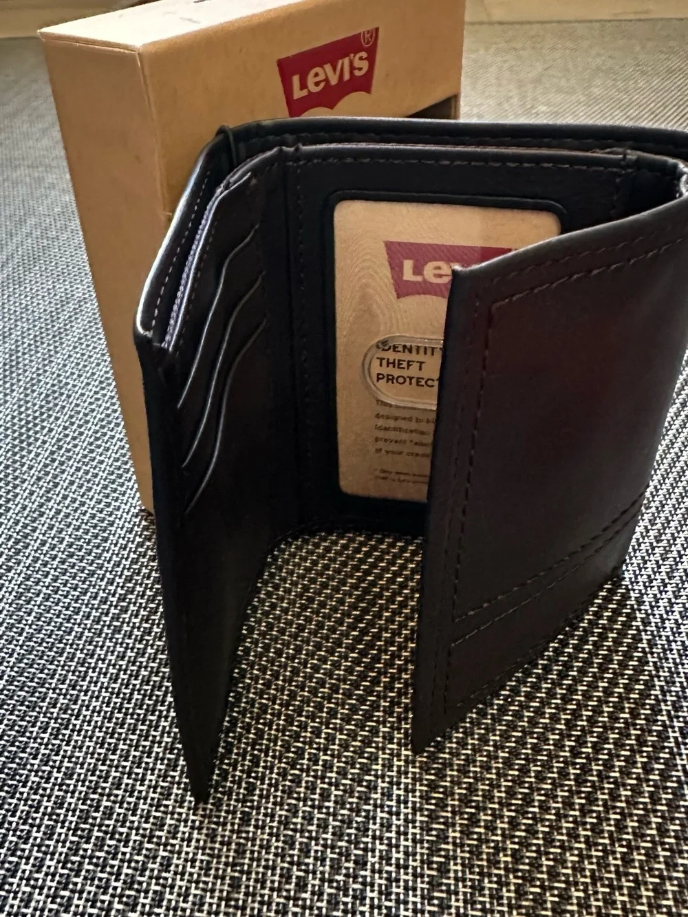 Levis compact trifold