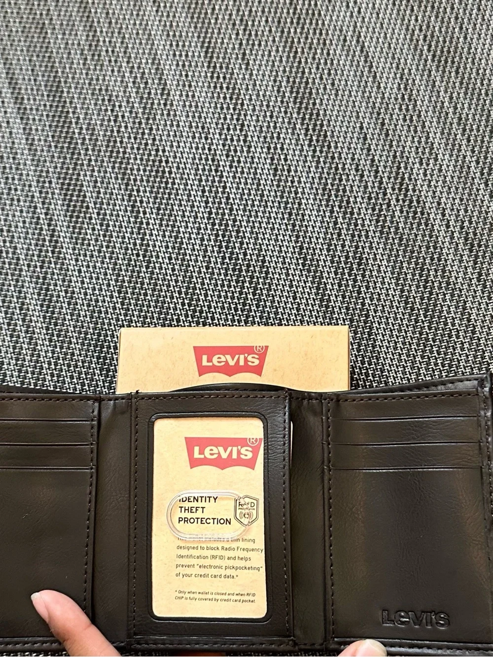 Levis compact trifold
