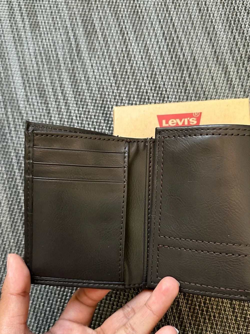 Levis compact trifold