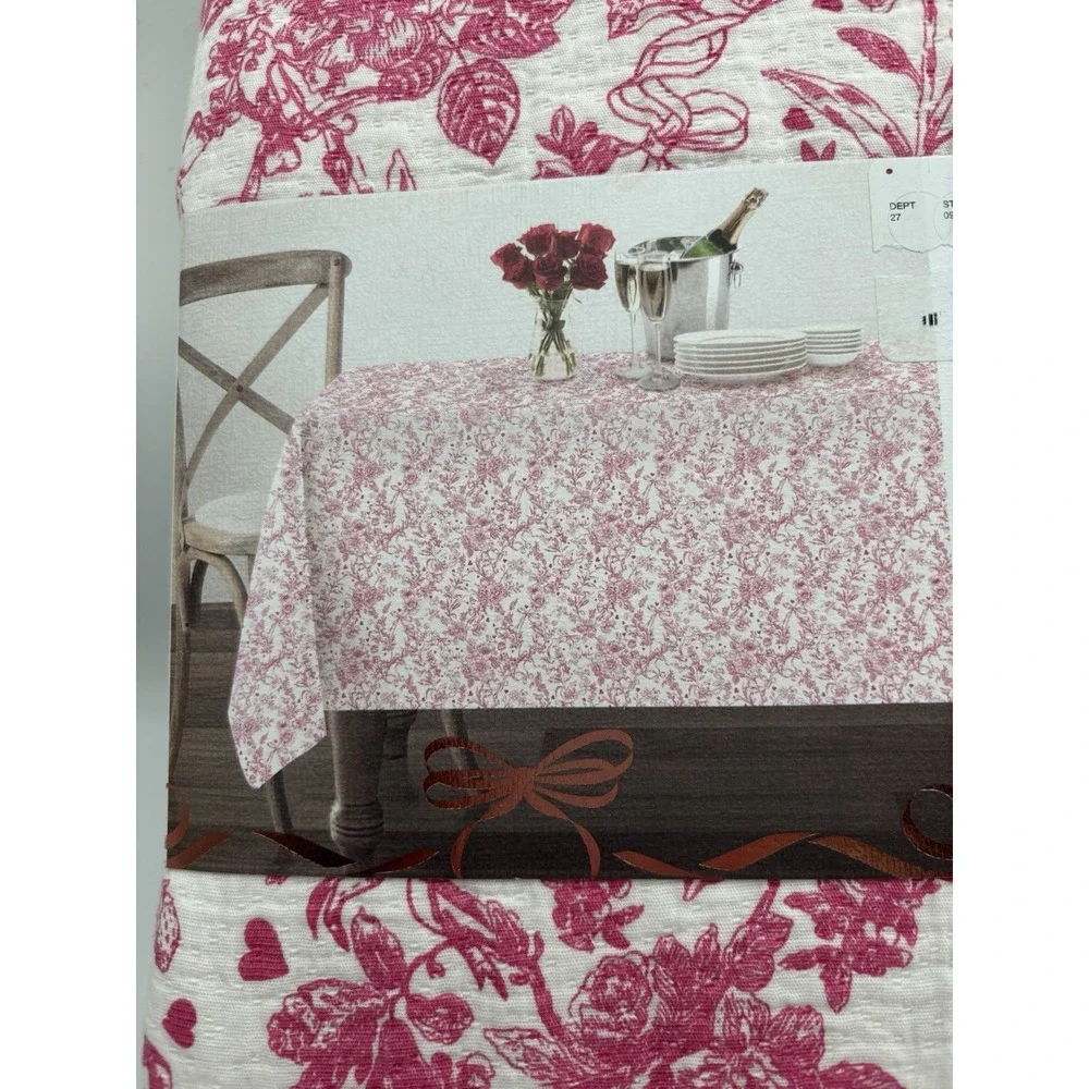 Boundary matelasse tablecloth