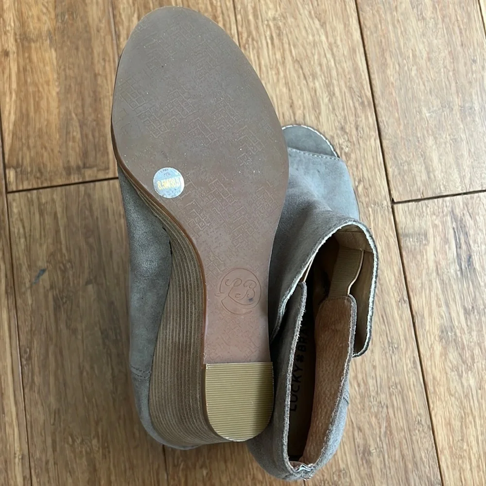 NEW LUCKY BRAND Jezzah Peep Toe Wedge Bootie Sz 8.5 - Taupe