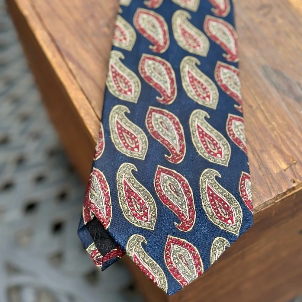 Boulder Trading Group Paisley Patterned Tie