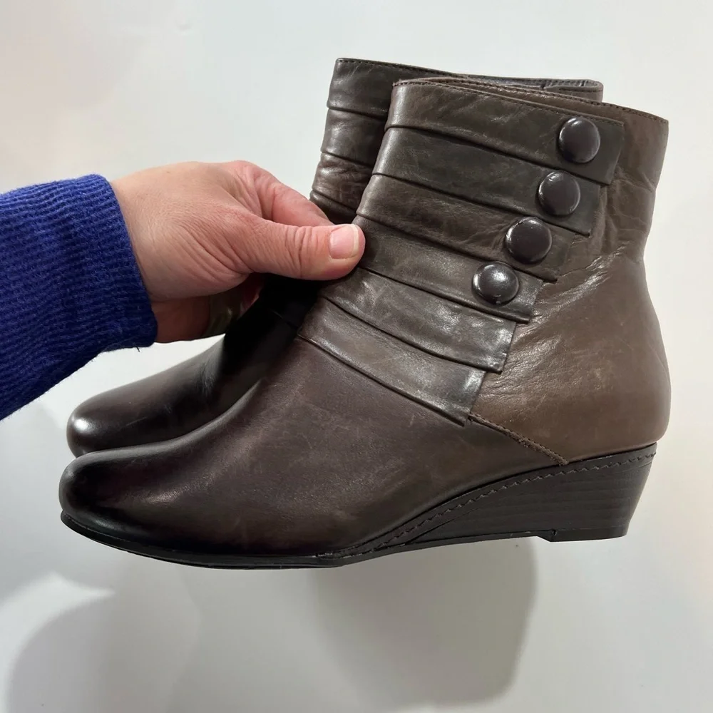 Spring Step detail dark button